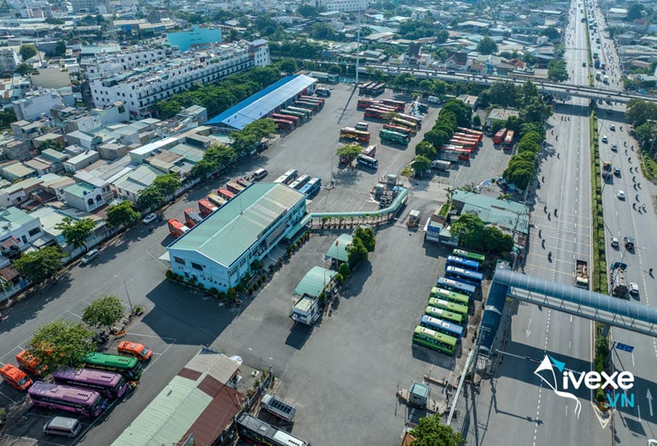 Khu vực bãi đậu xe tại bến xe Ngã Tư Ga