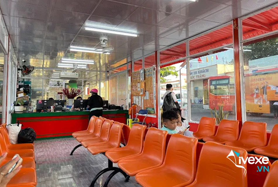 Khu vực phòng chờ tại bến xe Phương Trang Sóc Trăng