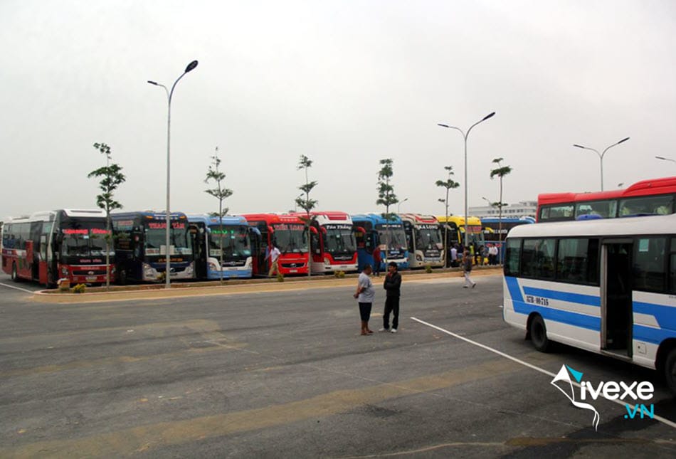 Bãi đỗ xe rộng lớn tại bến xe Bắc Vinh