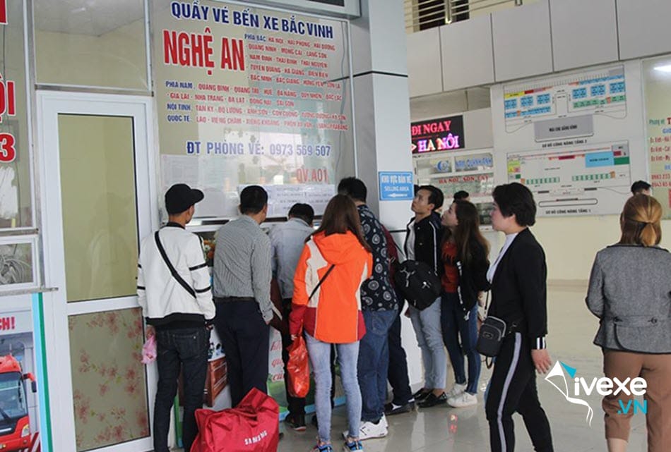 Hành khách dễ dàng mua vé tại quầy vé bến xe Bắc Vinh