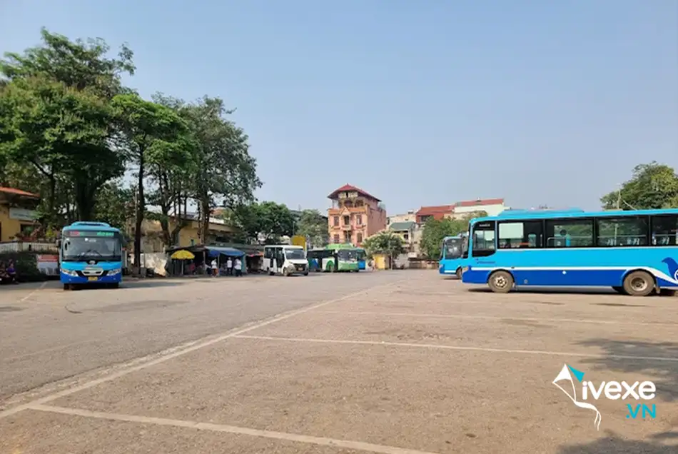 Khu vực đậu xe của các phương tiện tại bến xe Sơn Tây