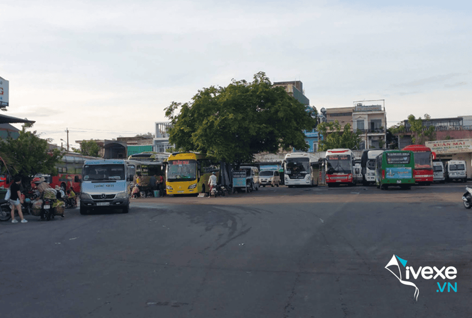 Khu vực đậu xe dành cho các phương tiện tại bến xe Quảng Ngãi