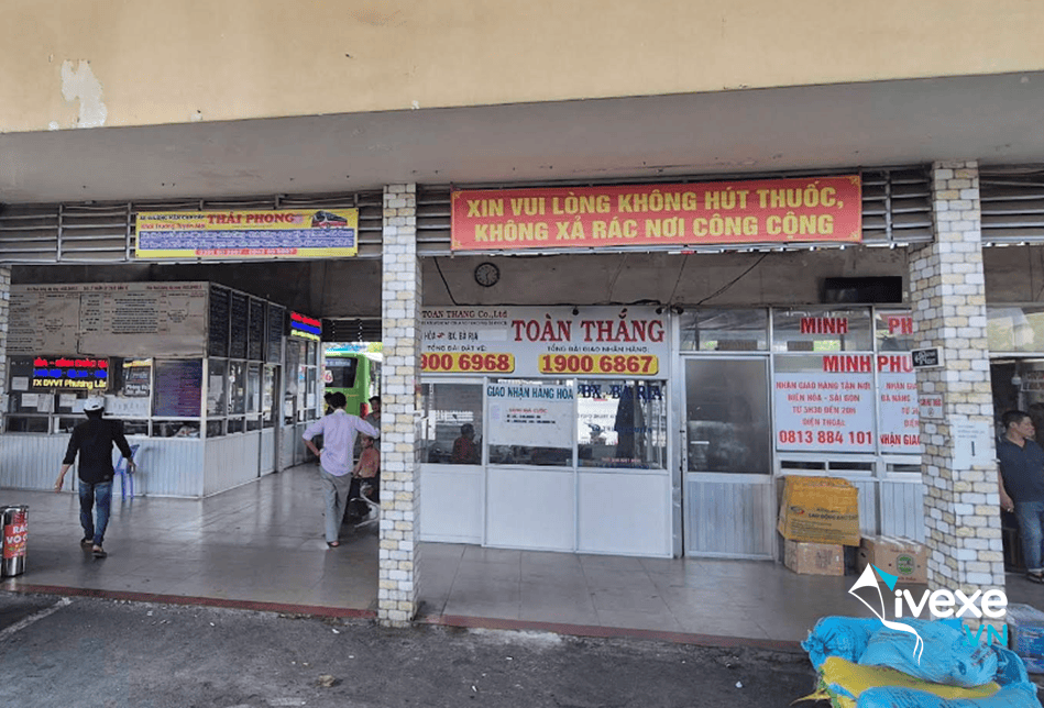 Quầy vé tại bến xe Biên Hòa phục vụ các tuyến xe liên tỉnh