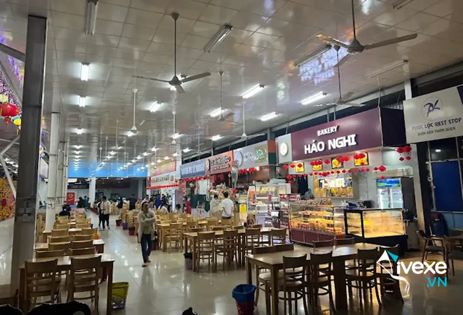 Khu ẩm thực tại Trạm dừng chân Madagui
