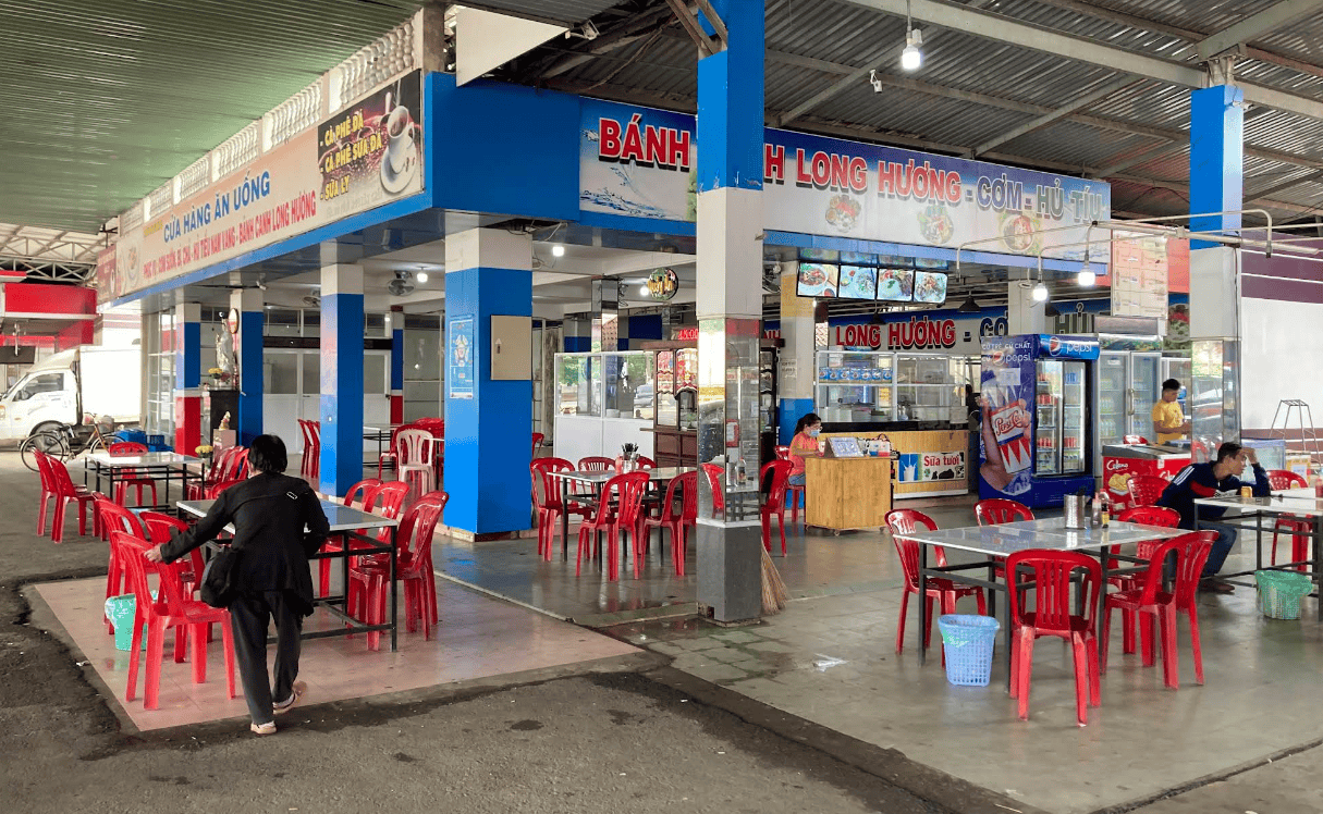 Khu ẩm thực tại Trạm dừng chân Thắng Lợi