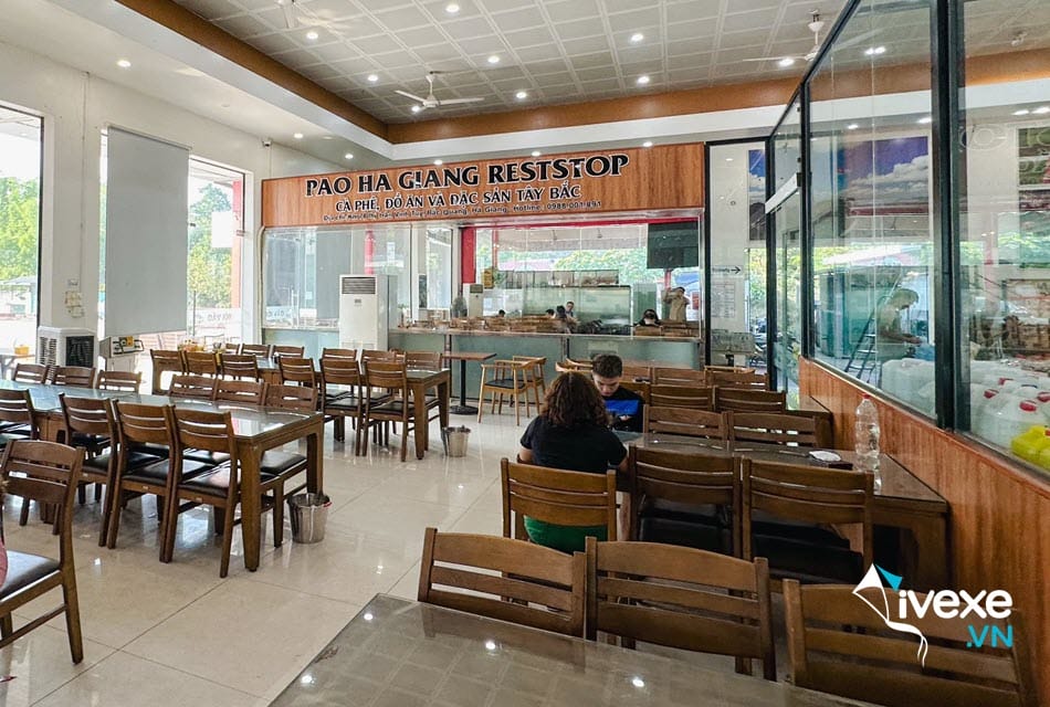 Khu ẩm thực tại Trạm dừng nghỉ Pao 78