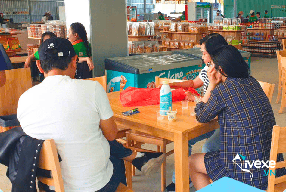 Khu ẩm thực tại Trạm dừng chân Phương Trang