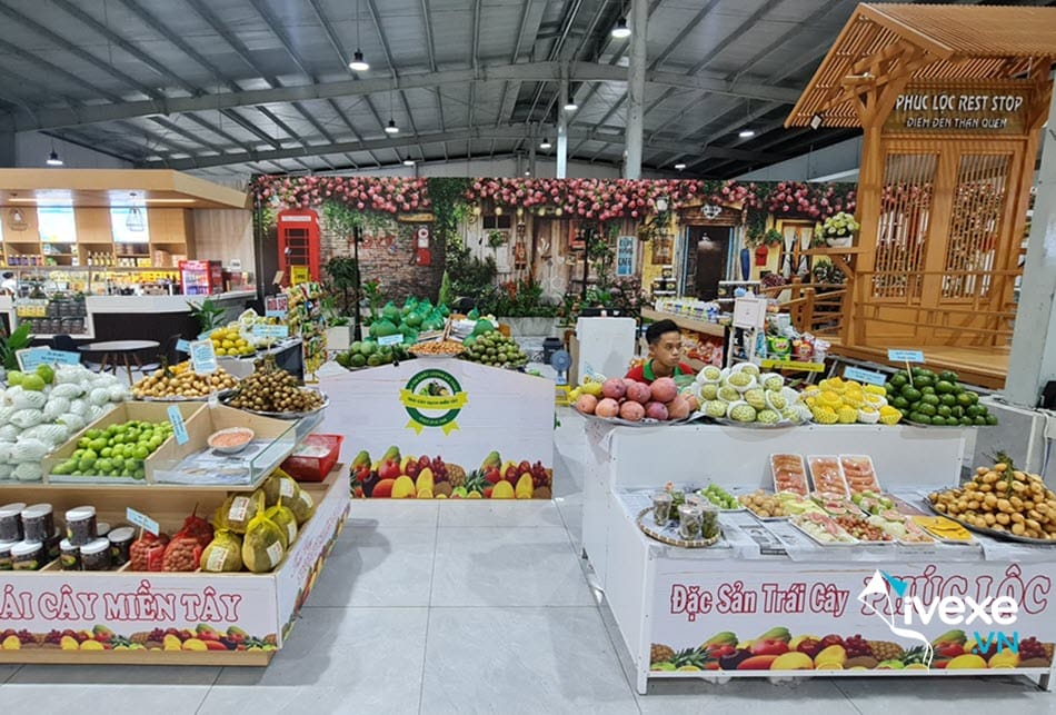 Quầy đặc sản của Trạm dừng chân Phúc Lộc