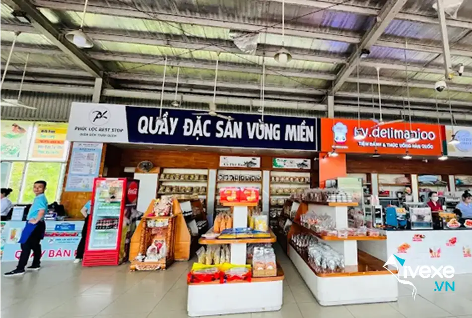 Quầy đặc sản vùng miền tại Trạm dừng chân Madagui