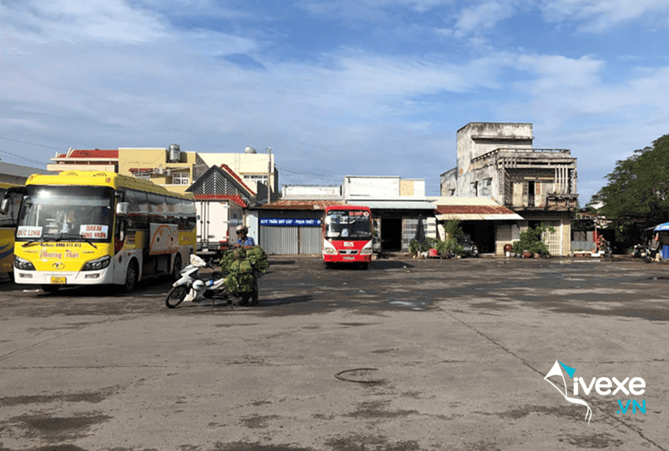 Bãi xe rộng thoáng tại bến xe Nam Phan Thiết