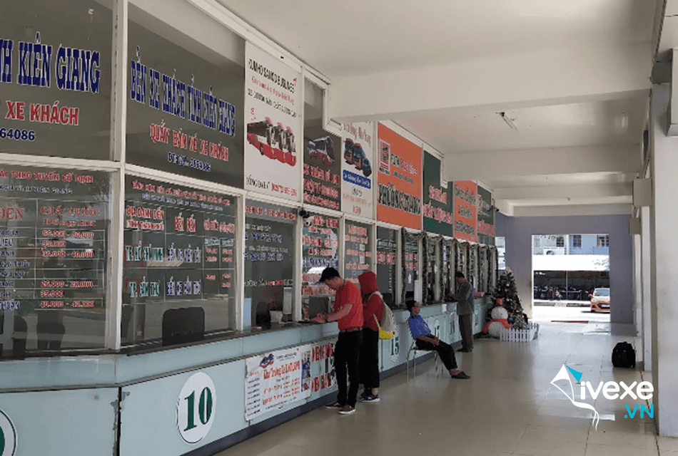 Hành khách mua vé tại bến xe Kiên Giang