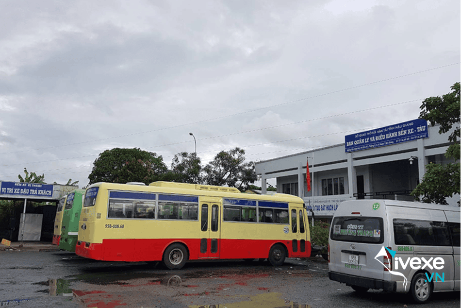 Khu vực dừng đỗ phương tiện rộng rãi tại bến xe Vị Thanh