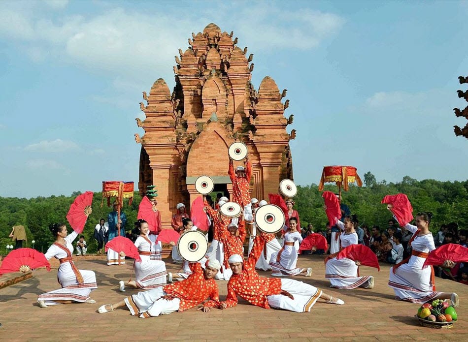Không gian lễ hội tại Tháp Po Klong Garai