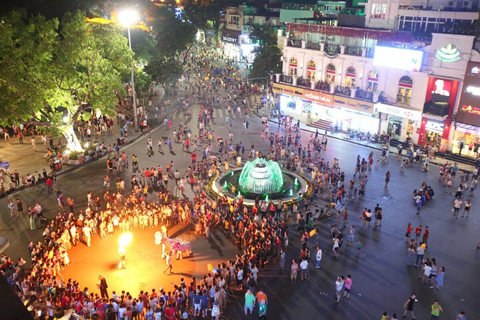 Không khí nhộn nhịp của Phố đi bộ Hồ Gươm khi về đêm