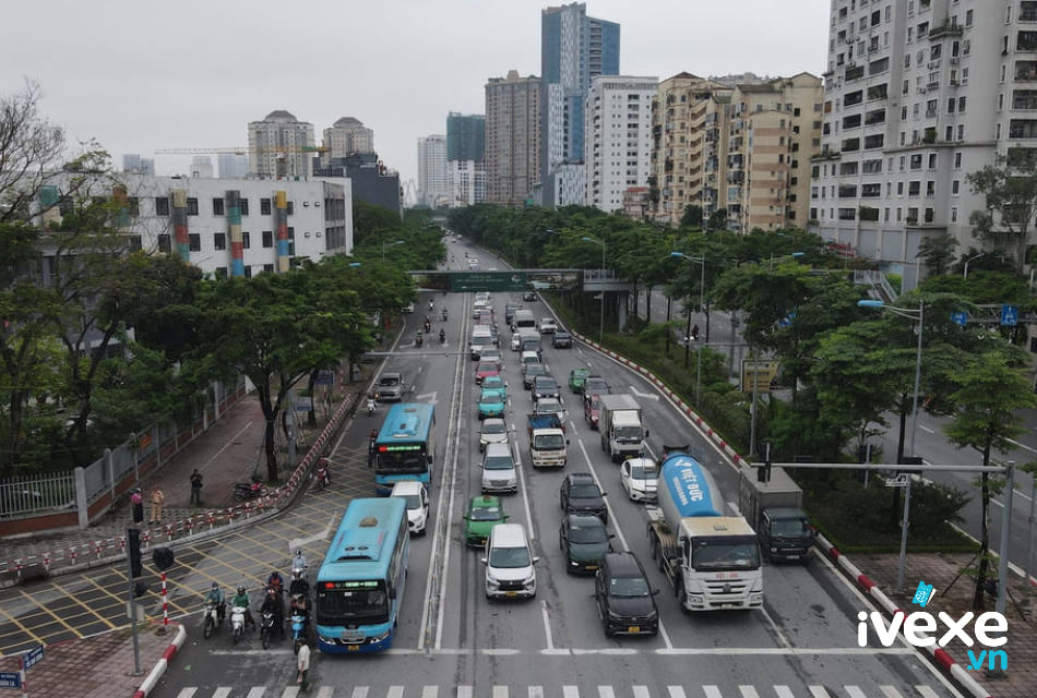 Người dân tuân thủ giao thông đúng làn đường