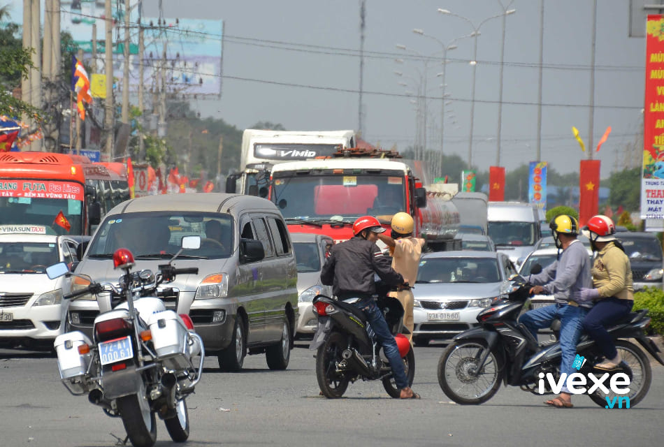 Ùn tắc kéo dài trên quốc lộ 51