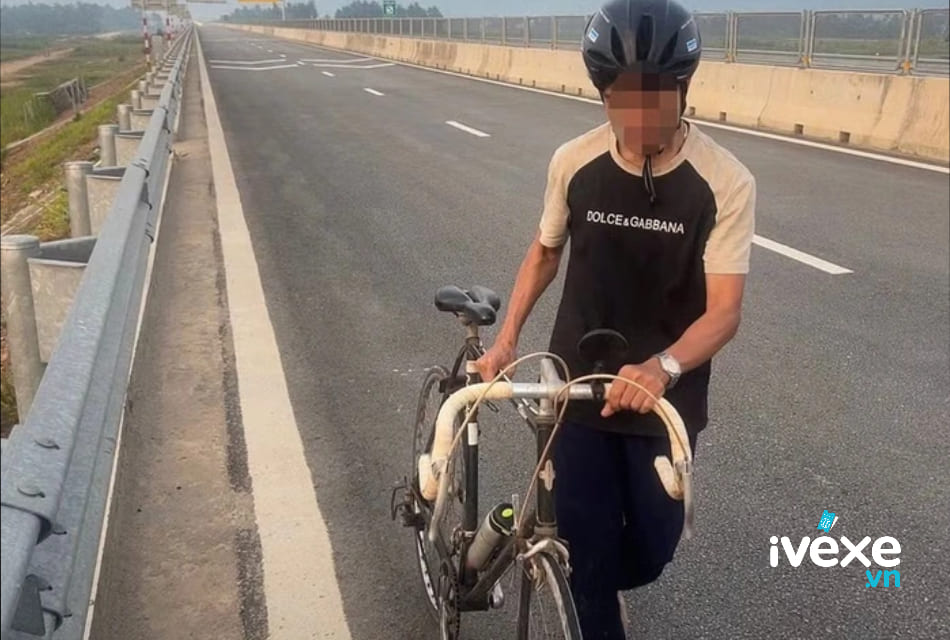 Nam thanh niên đạp xe trên đường cao tốc