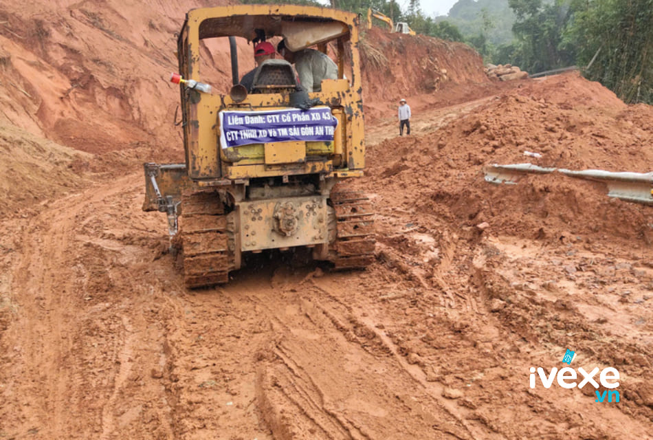 Các phương tiện được huy động để khắc phục sạt lở