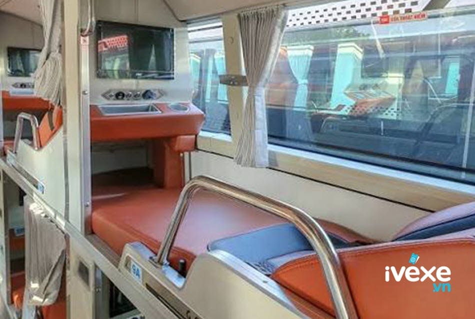 Không gian xe Limousine rộng thoáng của xe khách Phương Trang đi Bình Tân