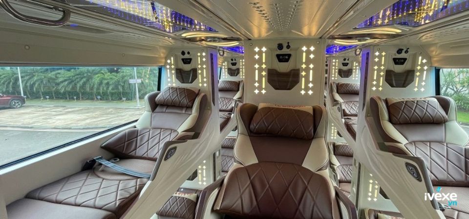 Dòng xe Limosine 34 phòng của nhà xe Phương Trang từ Sông Cầu đi Bến xe Trung tâm Đà Nẵng